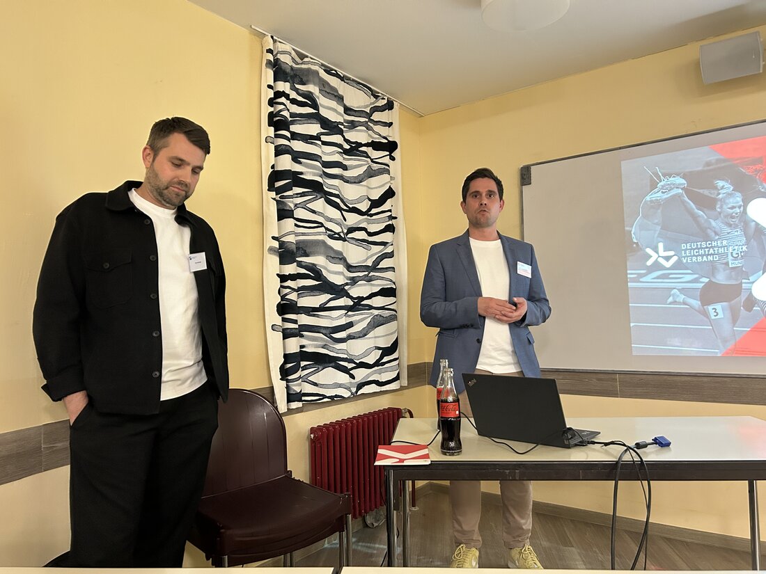 2 Personen hallten einen Vortrag