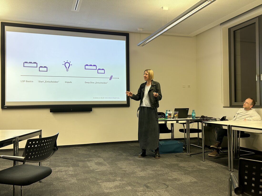 Eine Frau erklärt ein Schaubild