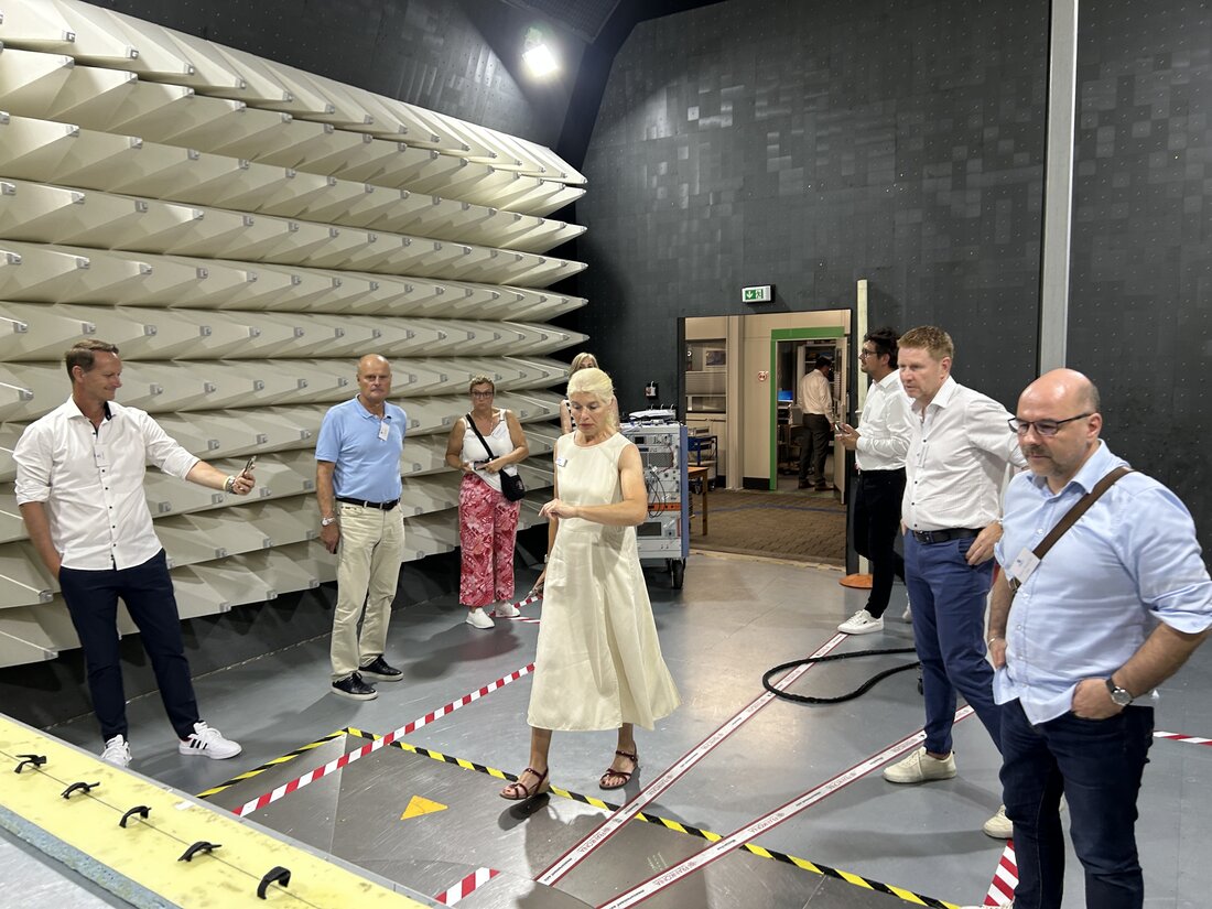 Mehrere Personen in einem Akkustikraum