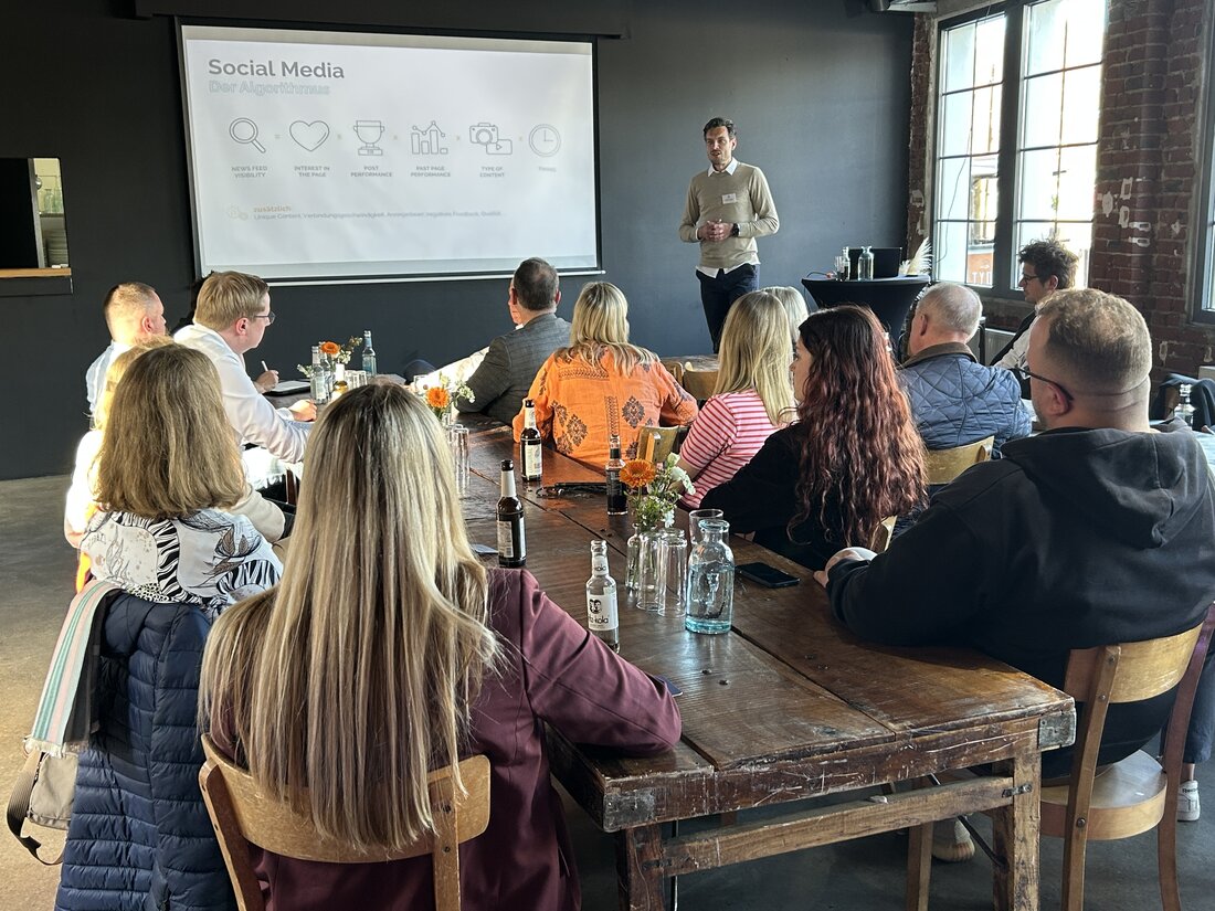Mehrere Personen bei einem Vortrag