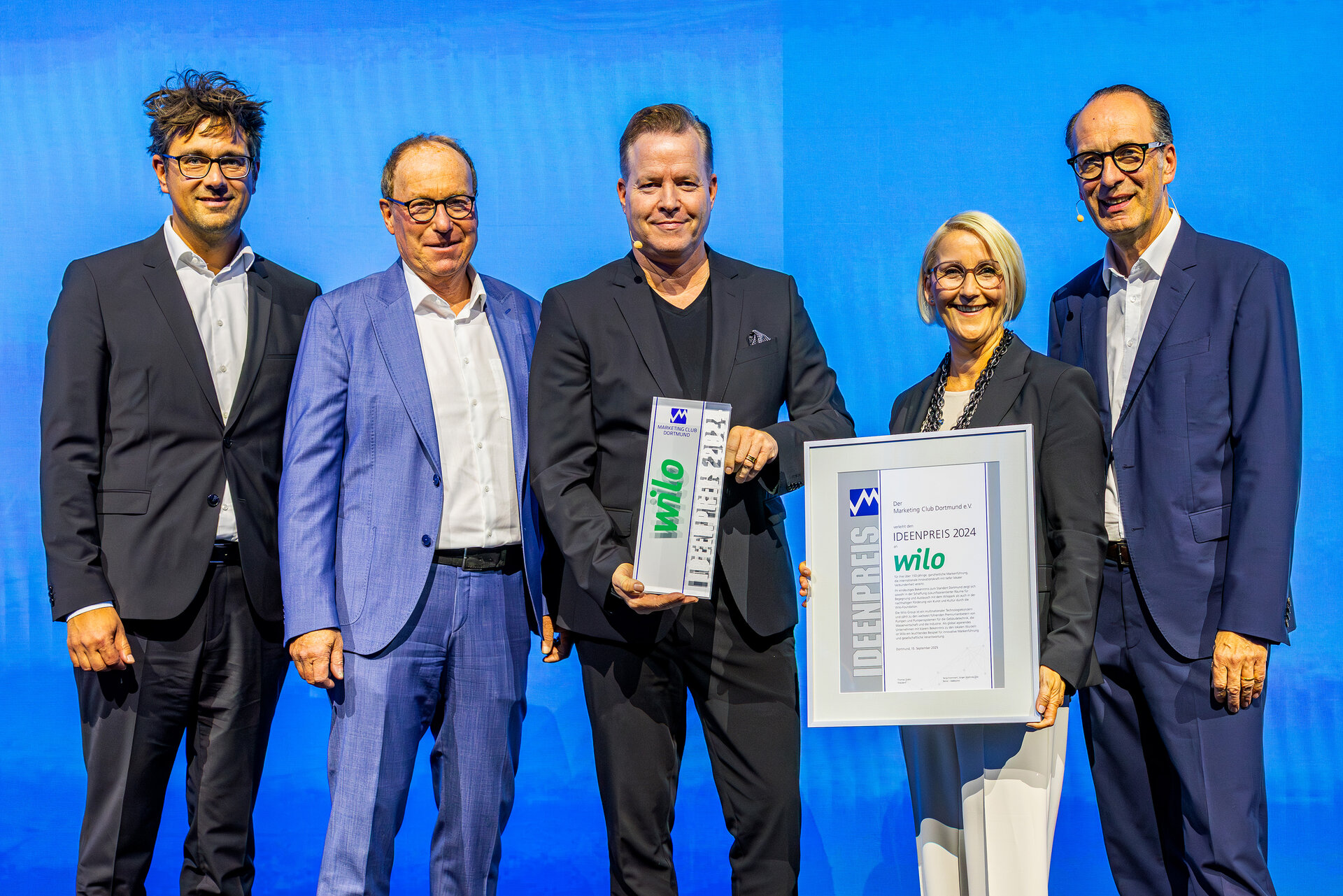 5 Personen, davon halten 2 einen Preis in den Händen