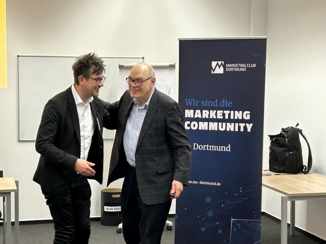 2 Männer begrüßen sich 