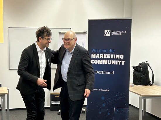 2 Männer begrüßen sich 